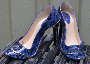 Blue Shoes i keramik av Maud Åman